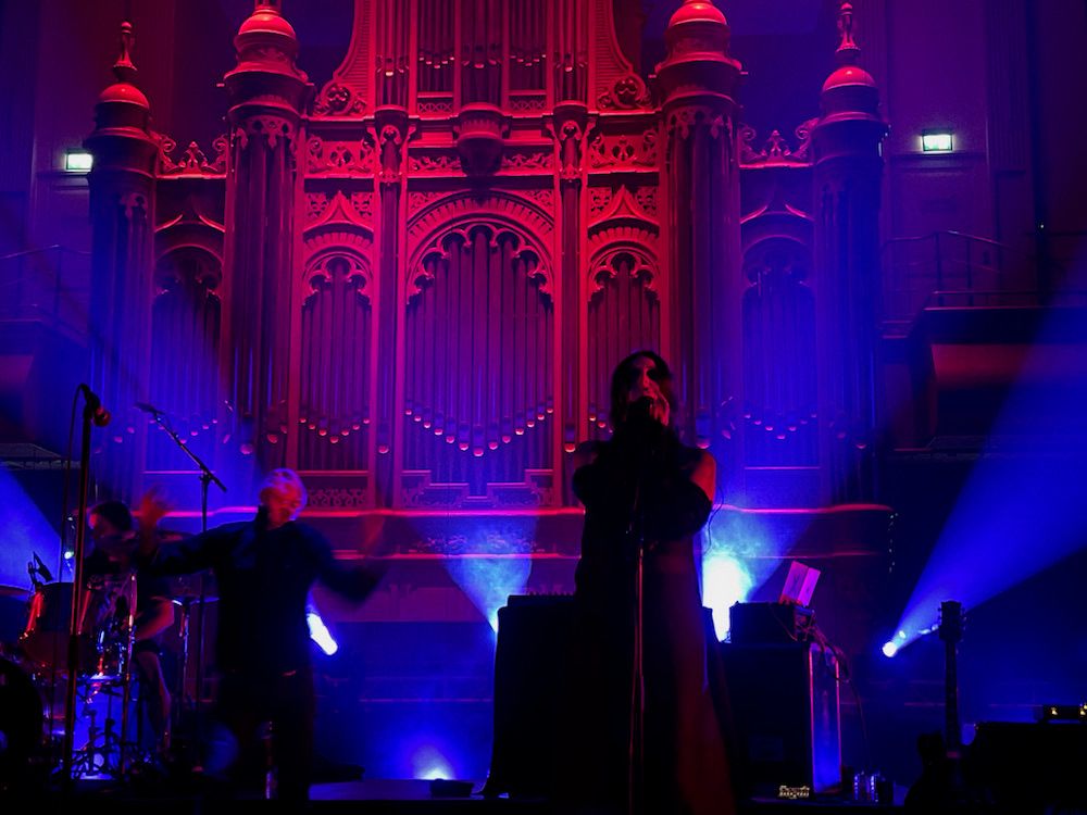 Chelsea Wolfe met Converge zanger Jacob Bannon op het podium